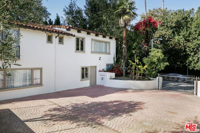 905 Hartford Drive, Beverly Hills CA: https://media.crmls.org/mediaz/74d4fea9-99f8-4ec6-a9e2-d87d7914d5da.jpg