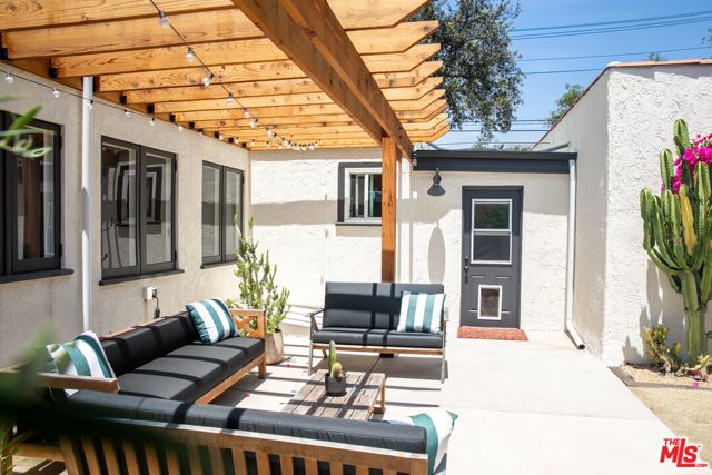 898 N Chester Avenue, Pasadena CA: https://media.crmls.org/mediaz/74d50ca0-aa5b-4124-82c5-e218ddba8afa.jpg
