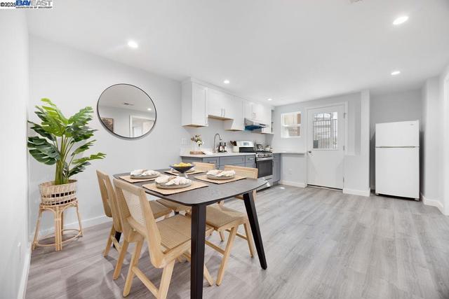 300 Somerset St, San Francisco CA: https://media.crmls.org/mediaz/74d7ad50-244d-4be6-96da-2aae951be2cc.jpg