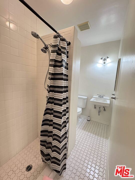 1741 S Westgate Avenue, Los Angeles CA: https://media.crmls.org/mediaz/74d7c516-30e3-455c-a51f-2b25c333c127.jpg