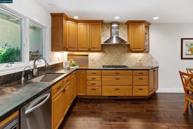2142 Deer Oak Way, Danville CA: https://media.crmls.org/mediaz/74d7f2eb-2a12-4924-8d42-c7c1f54e9cb7.jpg