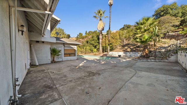 16645 Calneva Drive, Encino CA: https://media.crmls.org/mediaz/74d86a81-c7c8-4770-be2a-3b98c4bdf460.jpg