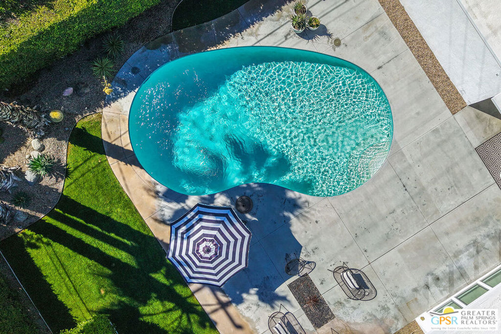 https://media.crmls.org/mediaz/74d88369-ec10-4d5a-9571-b248b91e55d8.jpg?preset=X-Large