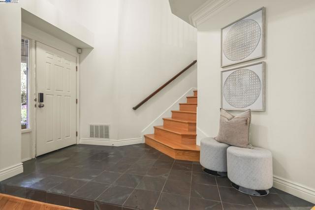 112 Kingswood Cir, Danville CA: https://media.crmls.org/mediaz/74d9240d-f87f-444e-8d8c-695fb3e4b014.jpg