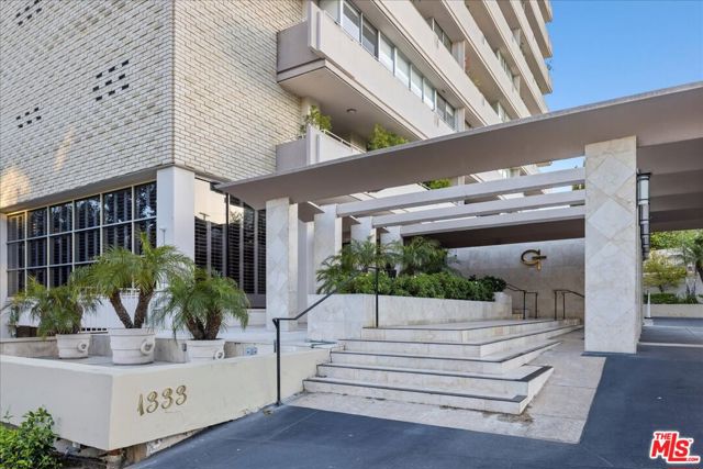 1333 S Beverly Glen Boulevard, Los Angeles CA: https://media.crmls.org/mediaz/74d9ec23-cfde-4429-9202-0fc24e42a1ad.jpg