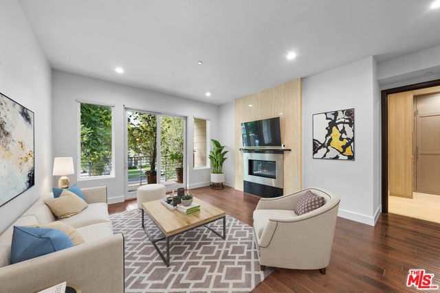 1318 Roxbury Drive, Los Angeles CA: https://media.crmls.org/mediaz/74d9f504-cd59-4097-8aec-836e6eced4d4.jpg