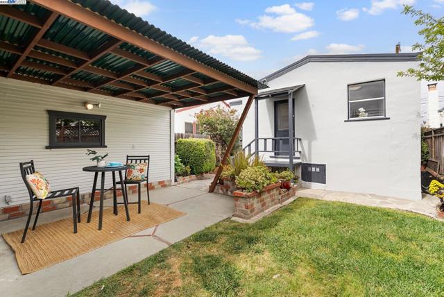 2806 Clay St, Alameda CA: https://media.crmls.org/mediaz/74da0d56-b928-4862-bc8c-4f8030e126c8.jpg