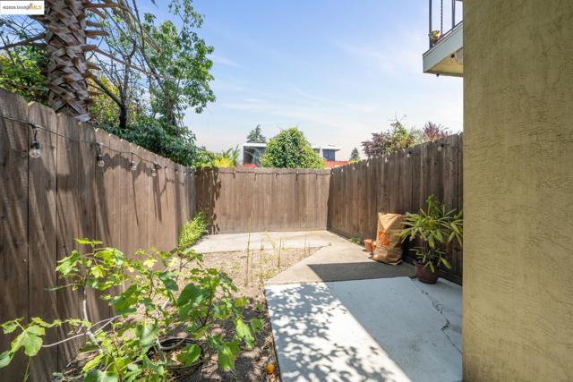 2028 Damuth St, Oakland CA: https://media.crmls.org/mediaz/74da264e-b1bd-49d0-95ed-55ed23b804f2.jpg
