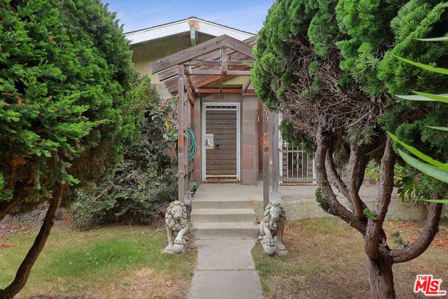 717 Marco Place, Venice CA: https://media.crmls.org/mediaz/74da4123-9140-4771-a435-a532984dbfdc.jpg