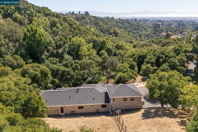 3981 Amyx Ct, Hayward CA: https://media.crmls.org/mediaz/74da9fc0-37ff-4d3e-ab80-ada076619b9c.jpg
