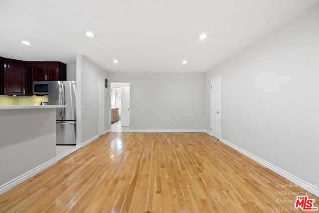 2488 N Beachwood Drive, Los Angeles CA: https://media.crmls.org/mediaz/74dadee7-e96f-45cd-8031-7b8524d46a13.jpg