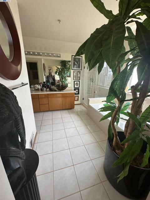 440 Pointe Pacific, Daly City CA: https://media.crmls.org/mediaz/74daf1e0-5741-4d3e-9516-d5c598730bba.jpg