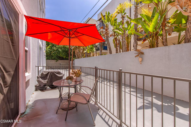 10878 Bloomfield Street, Toluca Lake CA: https://media.crmls.org/mediaz/74dbbc35-ca49-469c-b127-a1f7d72e471a.jpg