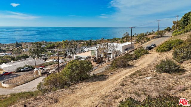 30015 Andromeda Lane, Malibu CA: https://media.crmls.org/mediaz/74dbde36-9937-4d02-9455-3a72e70bcbfe.jpg