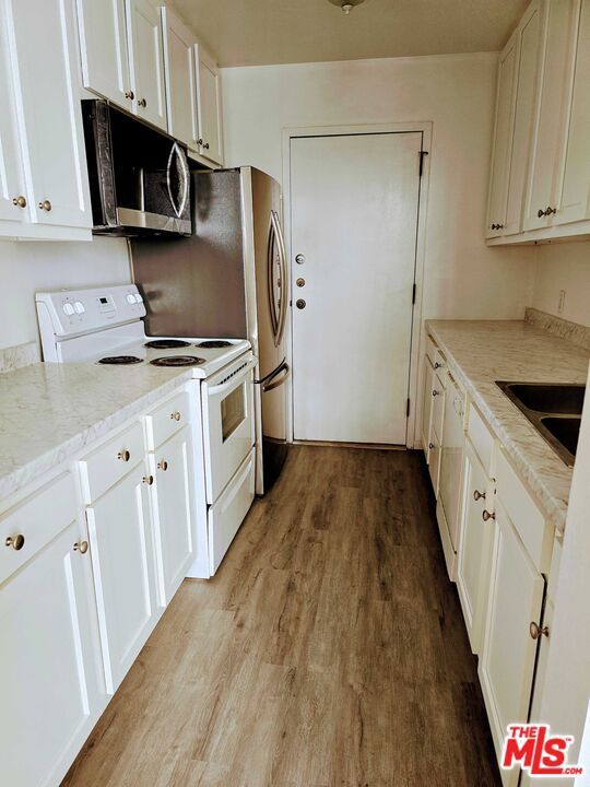 100 S Doheny Drive, Los Angeles CA: https://media.crmls.org/mediaz/74dbe9d6-126a-4791-b25b-a53911c7d2cd.jpg