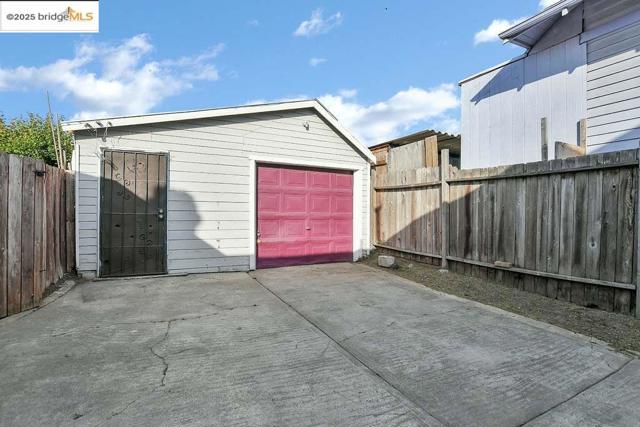 5540 E 17Th St, Oakland CA: https://media.crmls.org/mediaz/74dc10fc-8846-443e-a750-76904f1d5ad7.jpg