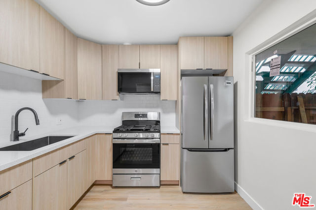1333 Barry Avenue, Los Angeles CA: https://media.crmls.org/mediaz/74dc4b88-e06b-4cad-8f70-8b7043163d23.jpg