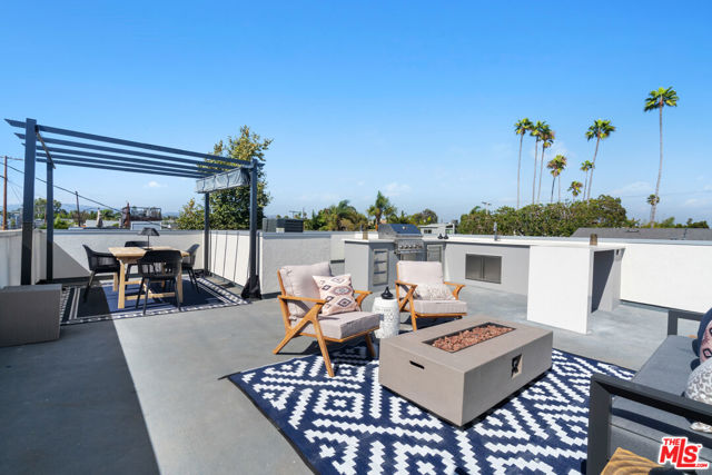 705 6th Avenue, Venice CA: https://media.crmls.org/mediaz/74dd73db-41c8-4bad-9665-c44264b7a1d3.jpg
