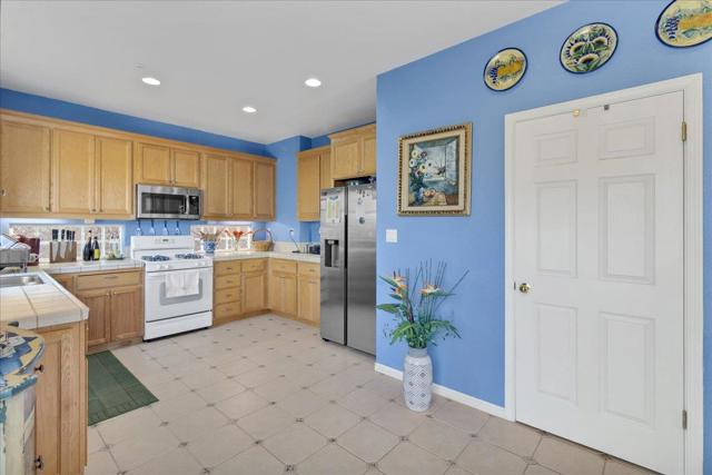 1898 Bradbury Street, Salinas CA: https://media.crmls.org/mediaz/74deedce-0e98-4f6a-a7fd-f4aee03d1a8e.jpg