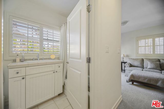 2660 Carman Crest Drive, Los Angeles CA: https://media.crmls.org/mediaz/74df70e6-9829-455b-ab6b-170c301893aa.jpg