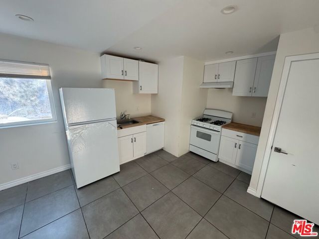 3519 1/2 Denker Avenue, Los Angeles CA: https://media.crmls.org/mediaz/74dfcb20-5b8b-48d7-a4e2-57e66854c79f.jpg