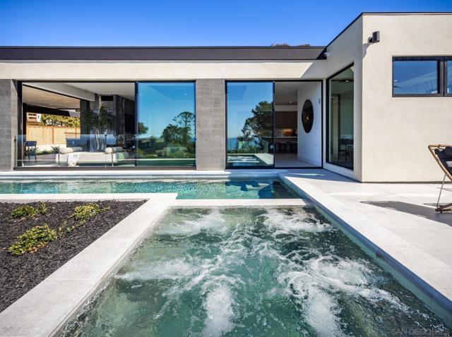 722 Amphitheatre Dr, Del Mar CA: https://media.crmls.org/mediaz/74e0a5bc-b7a1-4780-8e0b-5b05b6fb1a52.jpg