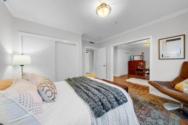 400 Wayne Ave, Oakland CA: https://media.crmls.org/mediaz/74e11291-490c-441a-adba-14f474766891.jpg