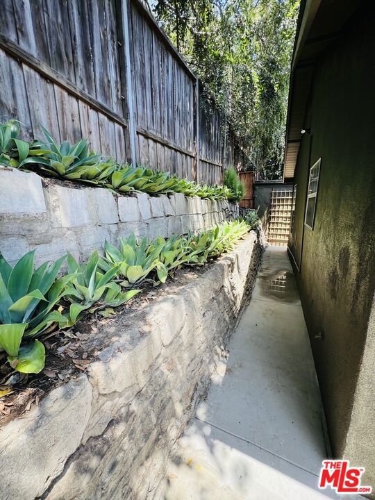 3815 Fernwood Avenue, Los Angeles CA: https://media.crmls.org/mediaz/74e3ad42-cb4f-4872-8bd0-d5dd20872dd1.jpg
