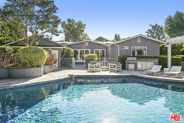6002 Jumilla Avenue, Woodland Hills CA: https://media.crmls.org/mediaz/74e3e29e-4493-4819-9538-12fc8d4d70ae.jpg