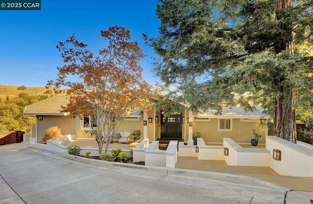 24 Crest Ct, Alamo CA: https://media.crmls.org/mediaz/74e43ae9-85e5-49a6-ab3b-b0c6a093e9a1.jpg