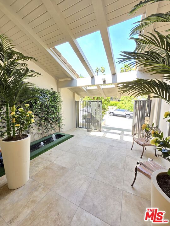 16544 Park Lane Circle, Los Angeles CA: https://media.crmls.org/mediaz/74e4fd70-d069-4f7f-9881-25d09d85b8f4.jpg