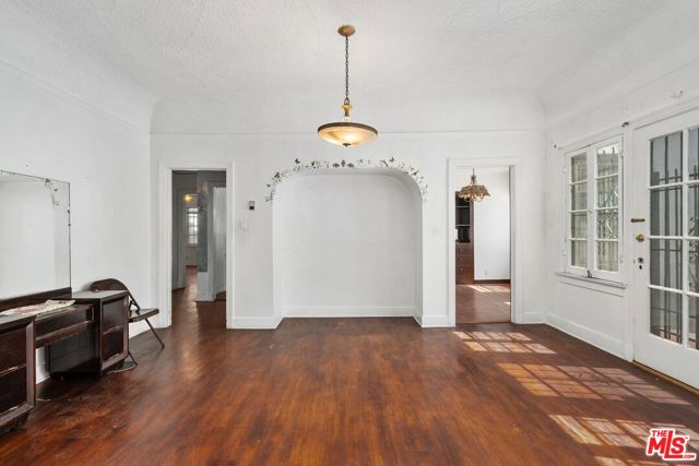 5021 Elmwood Avenue, Los Angeles CA: https://media.crmls.org/mediaz/74e5338b-b0ab-40f4-9a63-98b26793b491.jpg