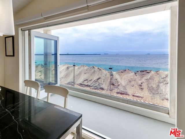 6601 E Seaside Walk, Long Beach CA: https://media.crmls.org/mediaz/74e59dde-e9fa-4923-ab2d-bf0d62bbcec9.jpg