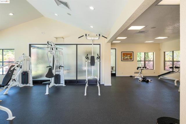 197 Lakeshore Ct, Richmond CA: https://media.crmls.org/mediaz/74e60bef-0ccd-42b2-b715-dc81d4e92bde.jpg
