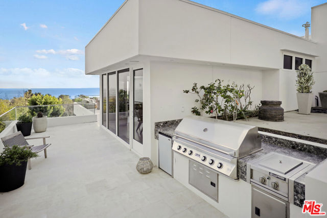 27454 Winding Way, Malibu CA: https://media.crmls.org/mediaz/74e69516-5645-45ff-a85b-c0fb6d334386.jpg