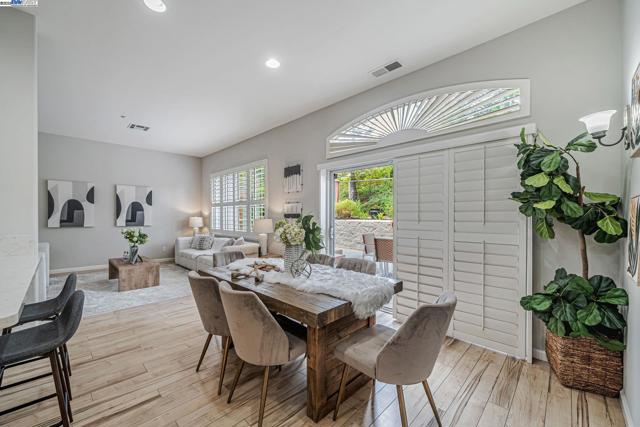 168 Shadowhill Cir, San Ramon CA: https://media.crmls.org/mediaz/74e6d1fc-cc25-418f-93d7-6fe89bc02fd5.jpg