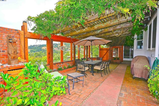 1380 E Juana Ave, San Leandro CA: https://media.crmls.org/mediaz/74e742f1-4167-405d-8918-50e9c790d16b.jpg