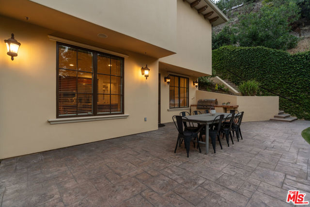 3697 Benedict Canyon Lane, Sherman Oaks CA: https://media.crmls.org/mediaz/74e7c2d2-240f-4db2-95f3-0144143bccac.jpg