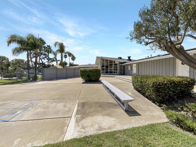 620 W Solana Cir, Solana Beach CA: https://media.crmls.org/mediaz/74e7d60c-09ed-4a87-a5b8-198d21c7c159.jpg
