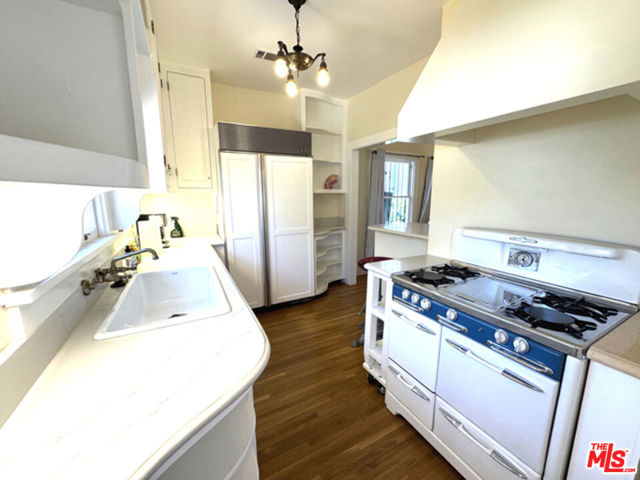 334 Belmont Avenue, Los Angeles CA: https://media.crmls.org/mediaz/74e7df65-0189-4703-a398-7be2c39c3b2e.jpg