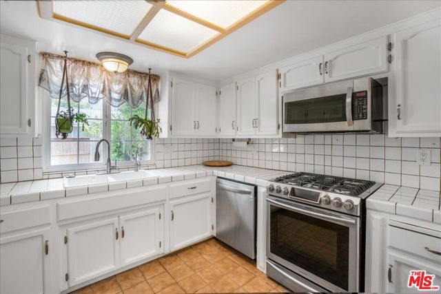 754 Fernando Street, Ojai CA: https://media.crmls.org/mediaz/74e8d538-641e-4106-acb5-713a6294b4e0.jpg