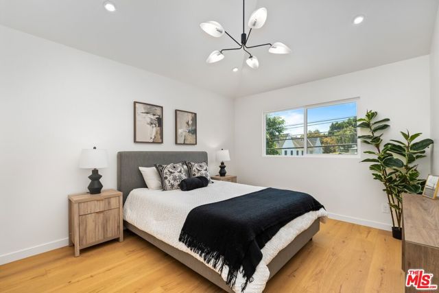 224 N Bundy Drive, Los Angeles CA: https://media.crmls.org/mediaz/74e9221a-d466-4419-89f1-10ac5454d769.jpg