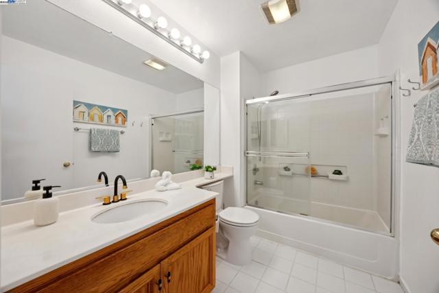 15 Mcdonnel Rd, Alameda CA: https://media.crmls.org/mediaz/74eaff68-1239-416c-8535-d917884c1624.jpg