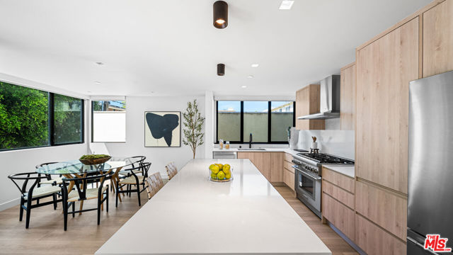 153 San Vicente Boulevard, Santa Monica CA: https://media.crmls.org/mediaz/74eb3786-9418-4c16-bd0f-575a2cf48914.jpg