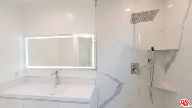 10520 Ashton Avenue, Los Angeles CA: https://media.crmls.org/mediaz/74eb5d79-4059-4e7b-8e5e-8db2a21f7bc7.jpg
