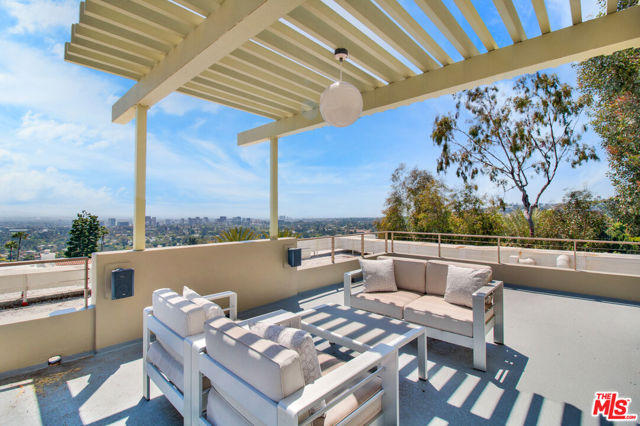 9892 BEVERLY GROVE Drive, Beverly Hills CA: https://media.crmls.org/mediaz/74ecc9b9-0e37-4441-ac9e-c78ebc7575ba.jpg