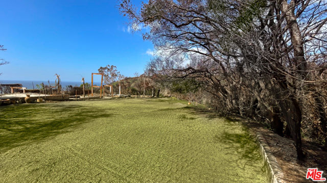 543 Radcliffe Avenue, Pacific Palisades CA: https://media.crmls.org/mediaz/74eccc54-7cf2-486d-8bc1-cc5bedefe781.jpg