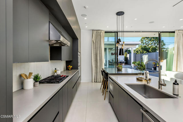 829 Flower Avenue, Venice CA: https://media.crmls.org/mediaz/74ed0cee-0ae3-47fb-b890-78e19c03822d.jpg