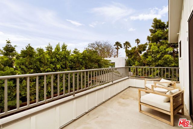 1023 Superba Avenue, Venice CA: https://media.crmls.org/mediaz/74ed5a3b-00ed-4bac-8d13-defef8e6524a.jpg
