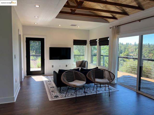 110 Duncan Hill RD, Auburn CA: https://media.crmls.org/mediaz/74ee98a2-efff-4976-82e3-c1908948d0ee.jpg